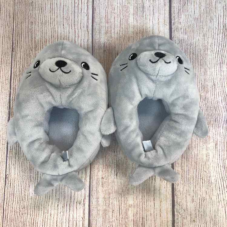 Old Navy Gray Size 5 Girls Slippers
