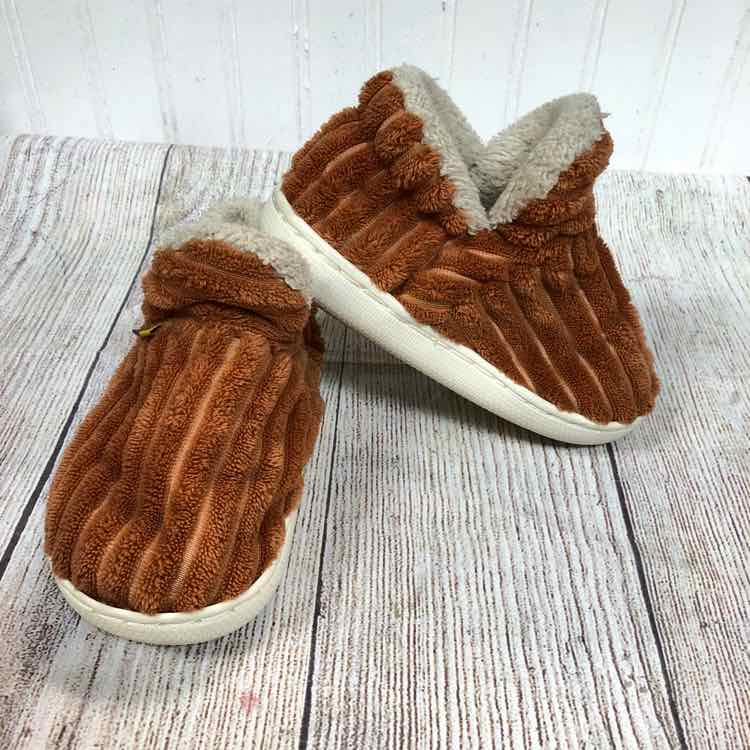 Shuangfei Orange Size 9.5 Boys Slippers