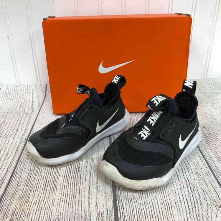 Nike Black & White Size 7 Boys Sneakers