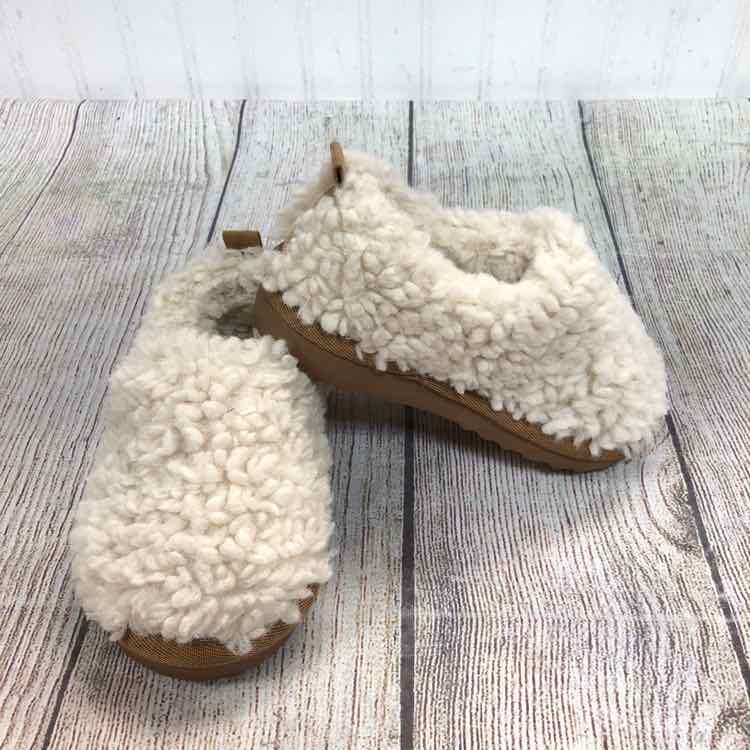 Tractor Cream Size 7 Girls Slippers