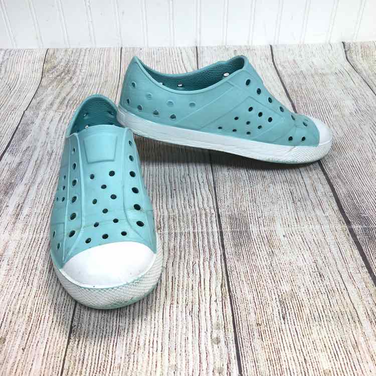 DSG Aqua Size 2 Girls Water Shoes