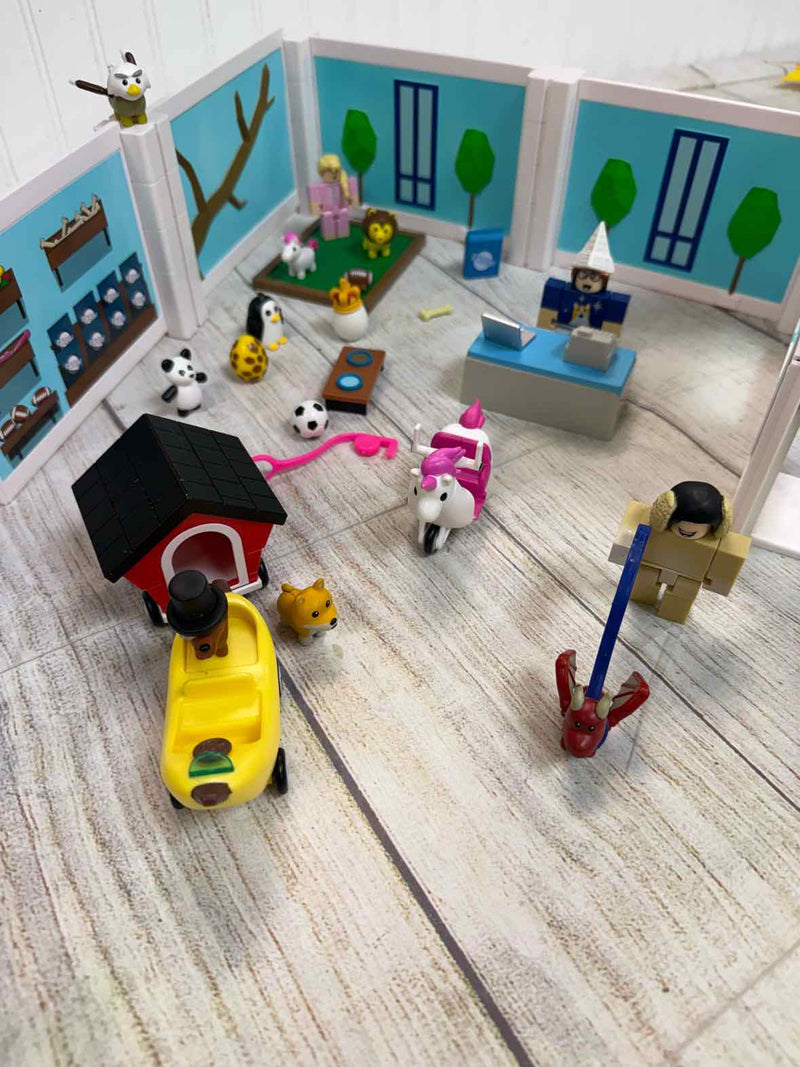 Roblox Adopt Me Pet Store Deluxe Play Set