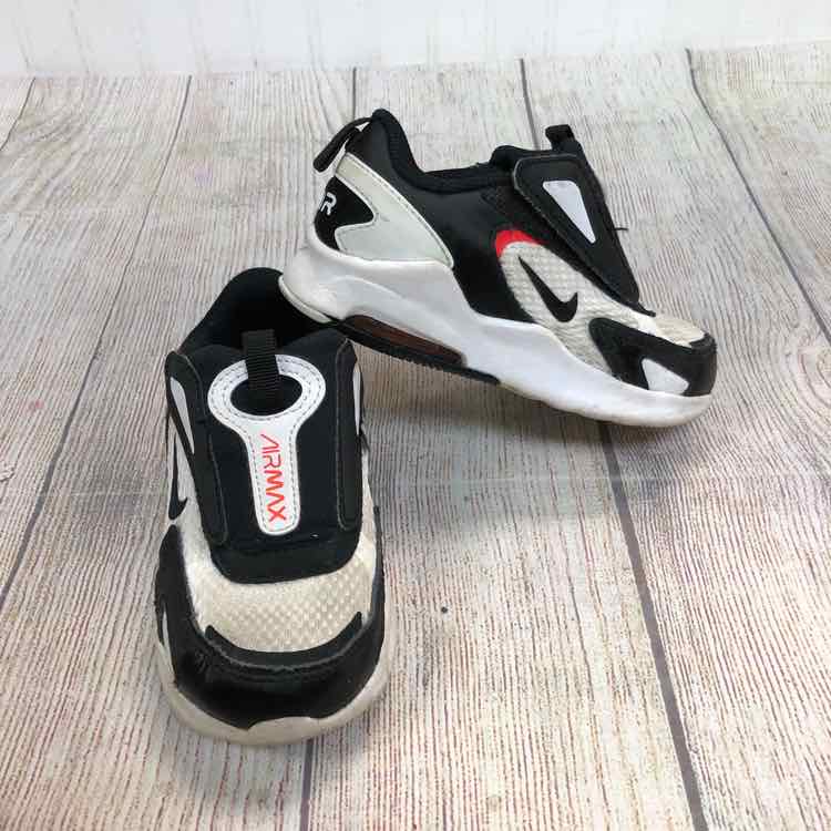 Nike Black & White Size 9 Boys Sneakers