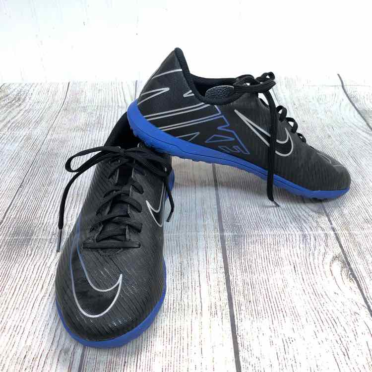 Nike Black Size 6 Boys Cleats