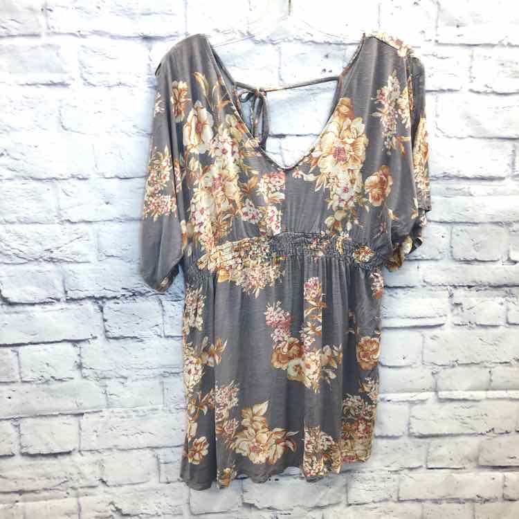 Jessica Simpson Floral Size M Maternity Short Slv Top