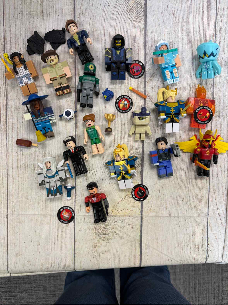 Roblox Bag of 18 Assorted Blind Bag Figures + Accessories