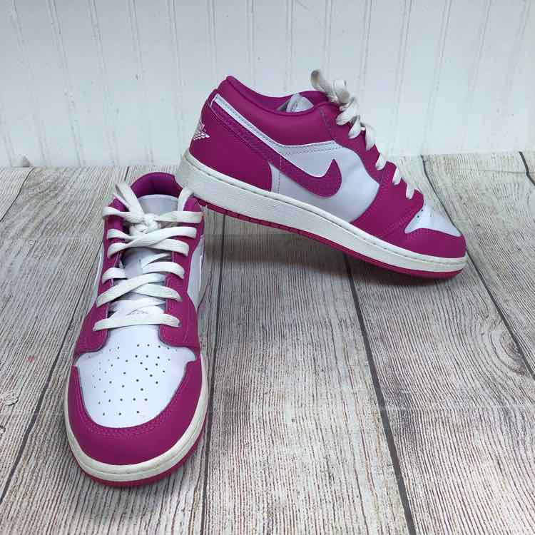 Air Jordan 1 Retro Low Grade School Pink Size 5 (Big Kids) Girls Sneakers