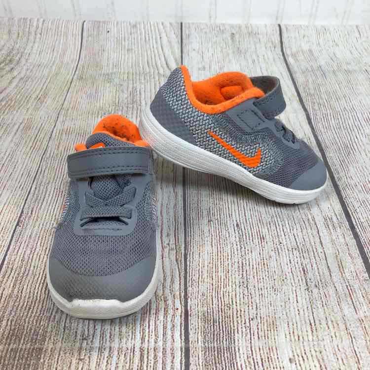 Nike Gray Size 5 Boys Sneakers