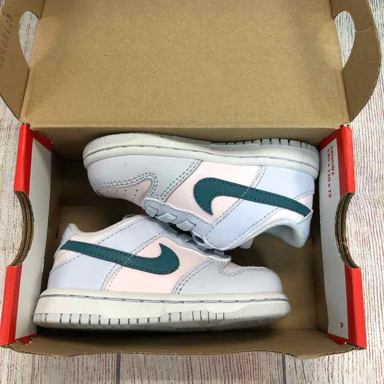 Nike Multi-Color Size 6 Girls Sneakers