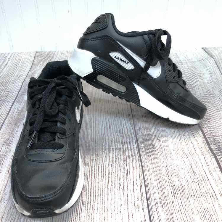 Nike Black & White Size 4 Boys Sneakers