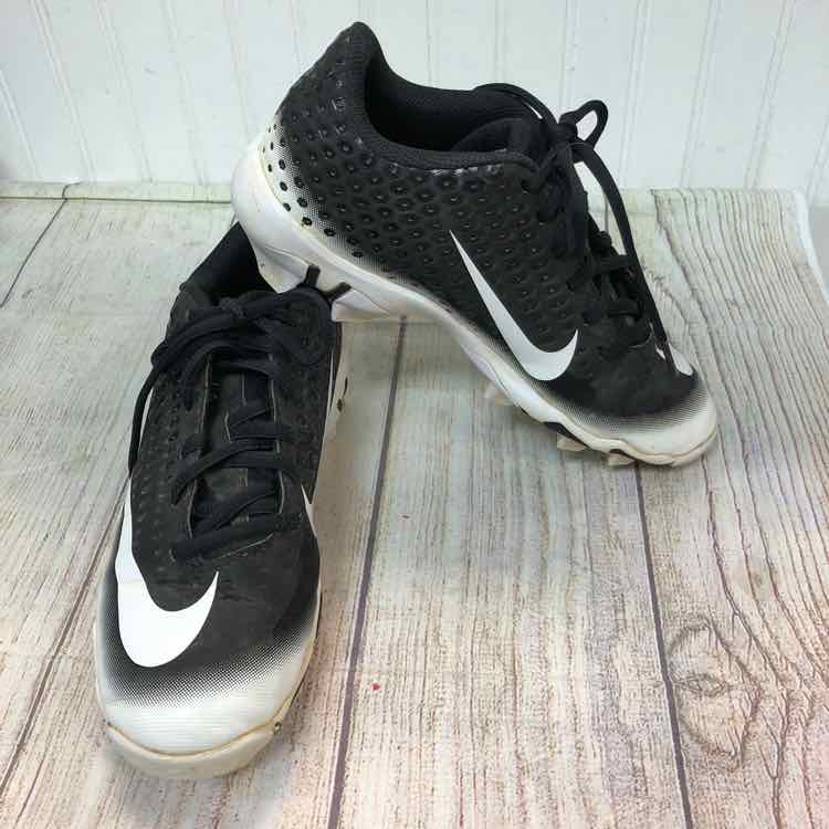Nike Black & White Size 4.5 Boys Cleats
