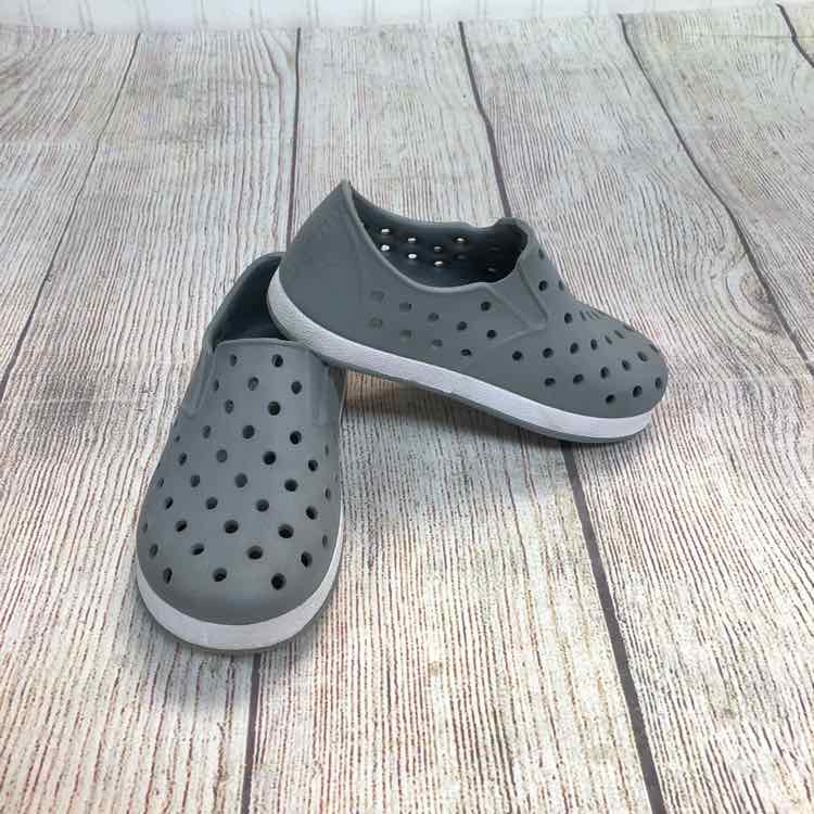 Cat & Jack Gray Size 7 Boys Water Shoes
