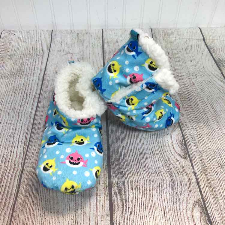 Baby Shark Blue Size M Boys Slippers