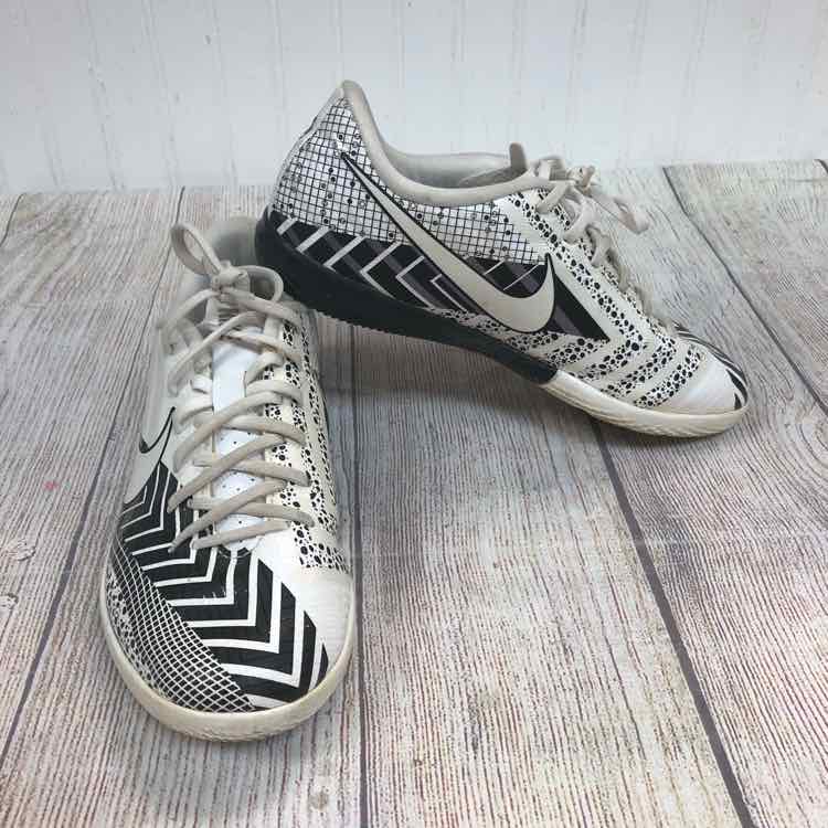 Nike White Size 4 Indoor Soccer Shoes