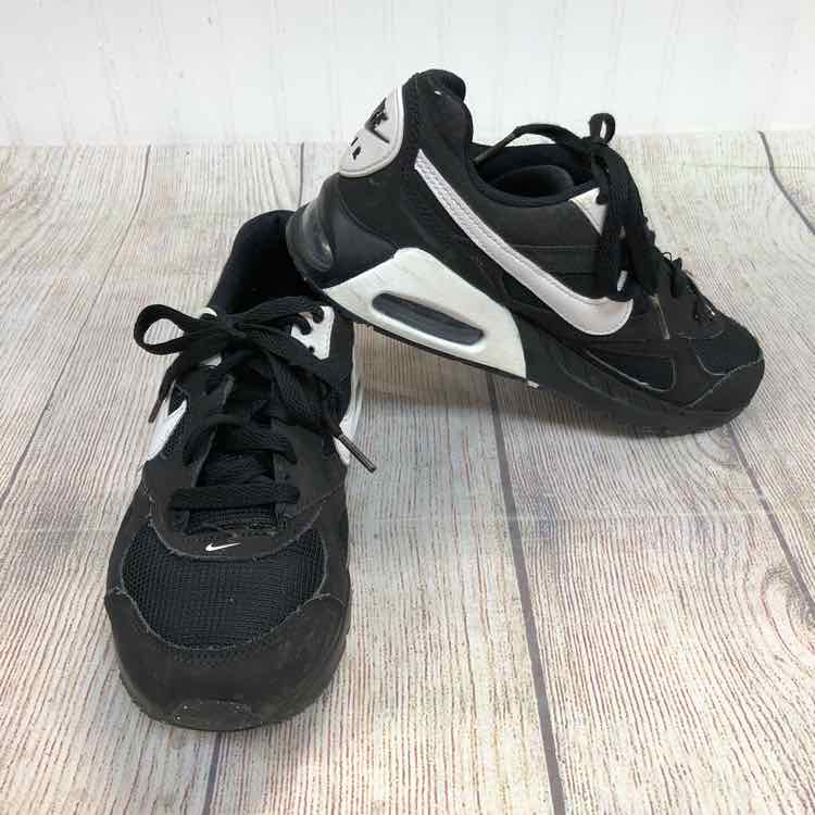 Nike Black & White Size 3.5 Boys Sneakers
