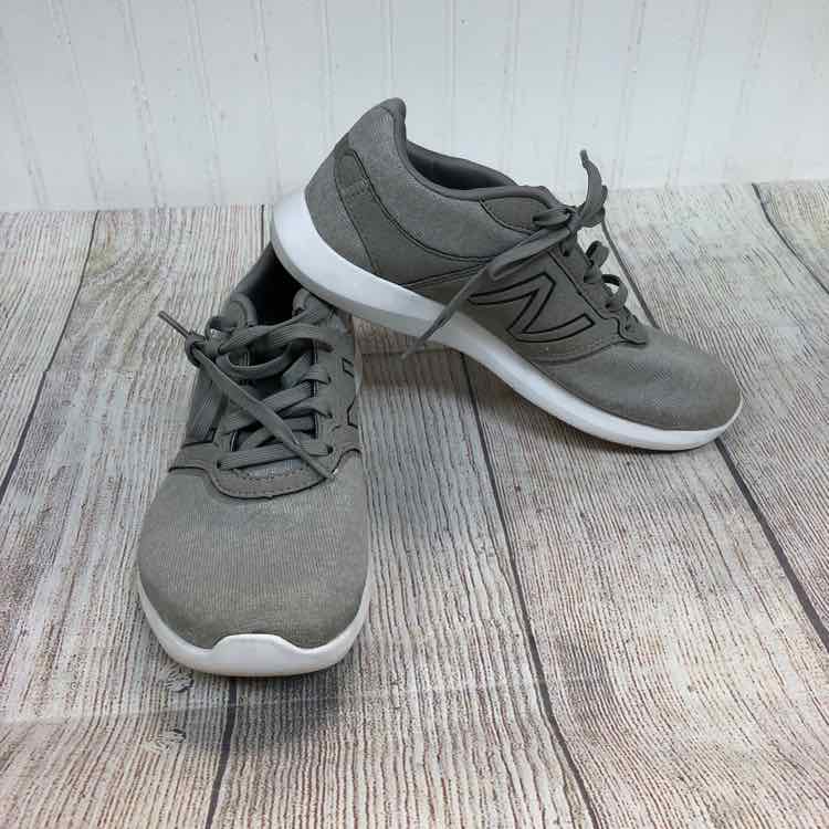 New Balance Gray Size 5 Girls Sneakers
