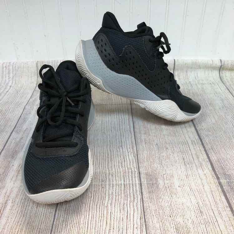 Under Armour Black Size 5 Boys Sneakers
